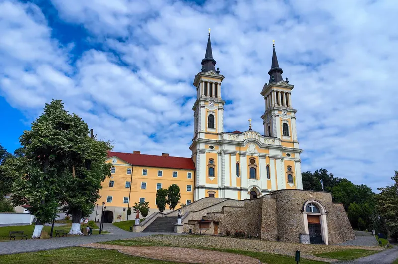 Mănăstirea Maria Radna, complex baroc cu două turnuri, la Lipova